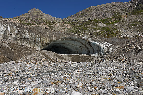 Foto: Unteraargletscher: Nördliches Gletschertor (Stand 7.2021). Höhe: ca. 12m.
Aus diesem Gletschertor fliesst nur wenig Wasser/Schmelzwasser.

